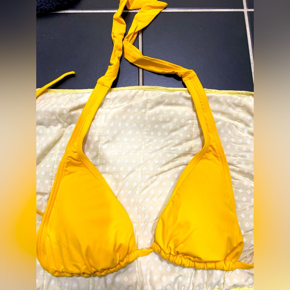 Gorgeous yellow bikini top - size M - NWOT